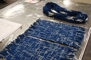 絣糸で織ったランチョンマット見本と染糸の画像