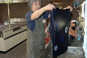 ​水洗いを行う藍染のTシャツの画像