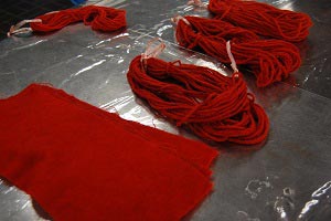 アカネで染めたウールの布と糸の画像
