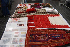講師が用意したブルガリアの染織品の画像