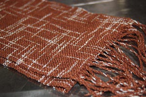 ガンビアカテキューの染糸で織った見本の画像