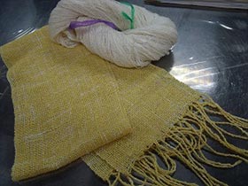 染糸で織った見本と精錬したウール糸の画像
