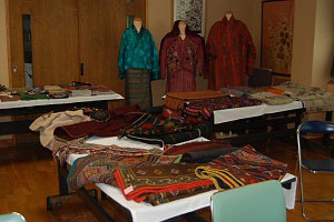 ブータンの民族衣装や織物などを展示。の画像