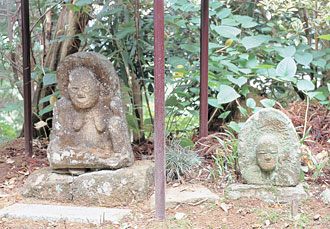 石造奪衣婆・懸衣翁像（吉井町大沢）の画像