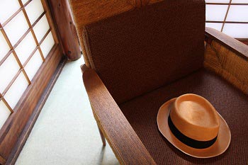 居間の椅子の上の帽子