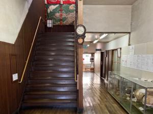 高崎市歴史民俗資料館の玄関ホールと階段、漆喰塗装壁