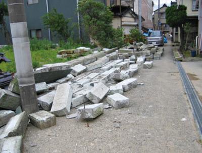 ［写真：倒壊したブロック塀］