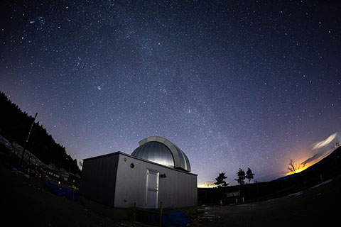 天文台と星空の写真