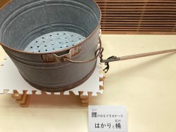 展示品、鯉の重さを計量するための秤と桶