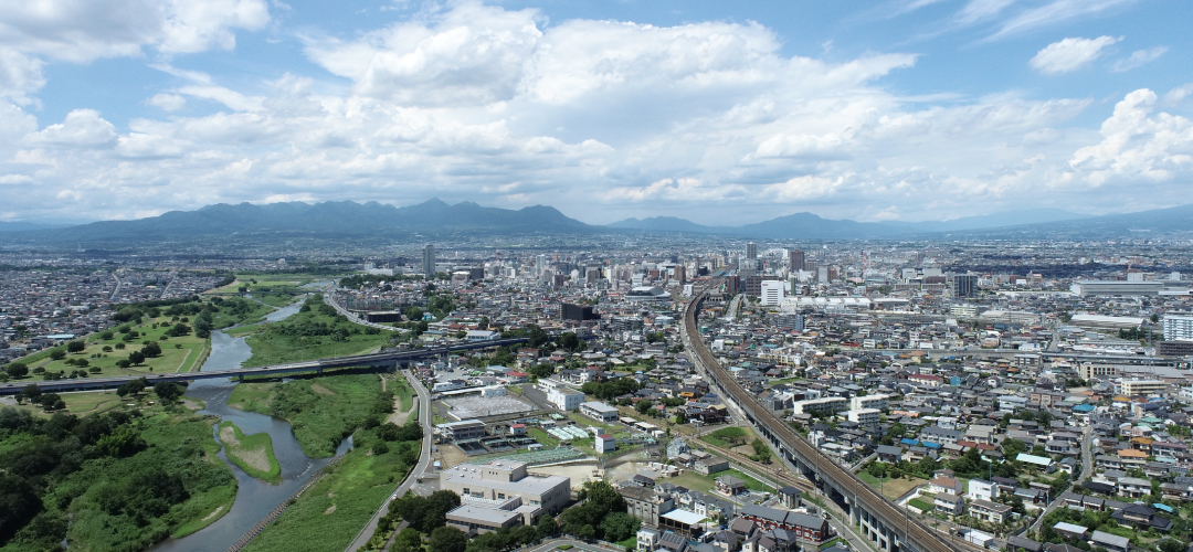 広がる市街地と榛名山の画像