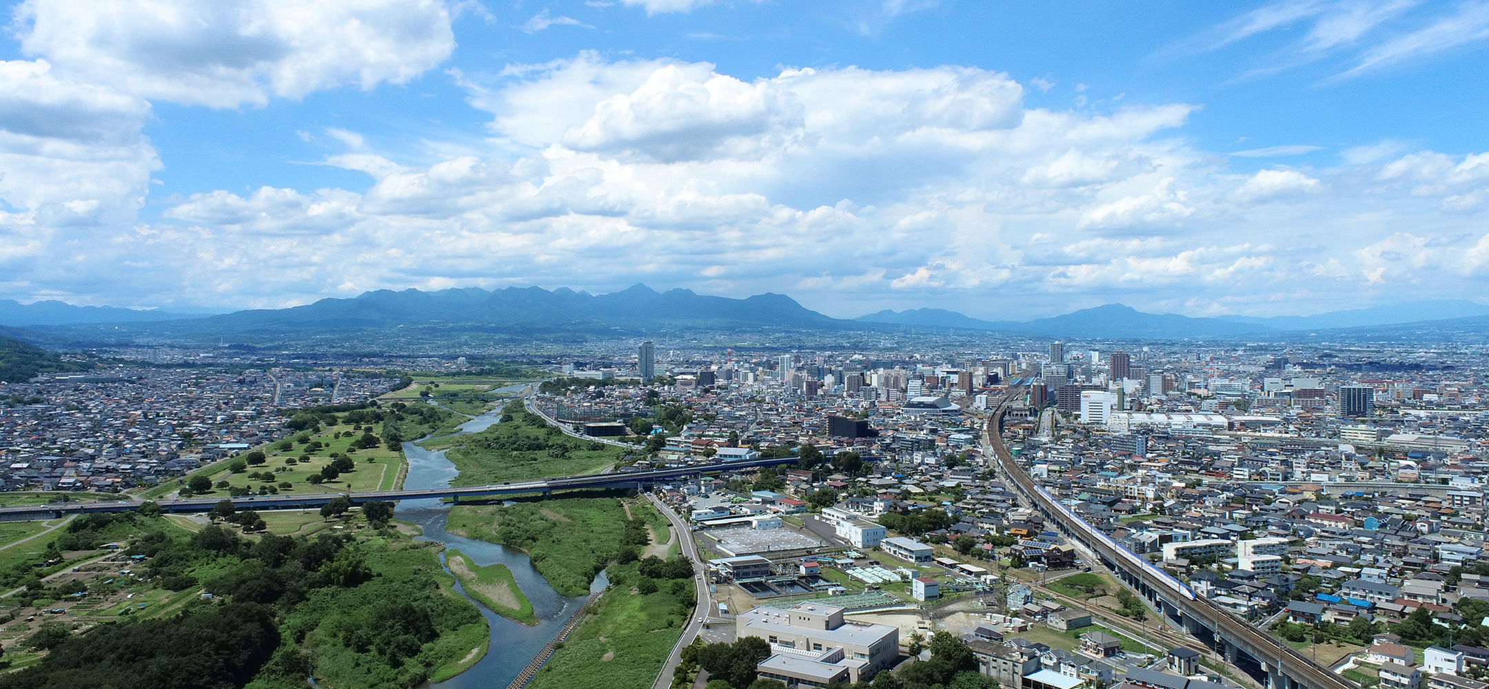 広がる市街地と榛名山の画像
