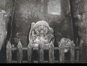 山上古墳の切石積みの石室の画像