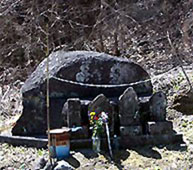西間野（猿落し）の磨崖碑の画像