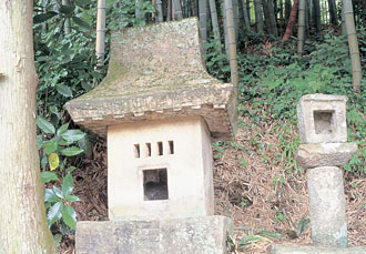 石造薬師如来座像と石殿（大沢）の画像