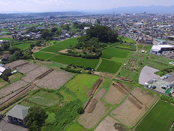 横から見た浅間山古墳の画像