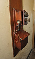 旧電話室のデルビル磁石式壁掛電話機