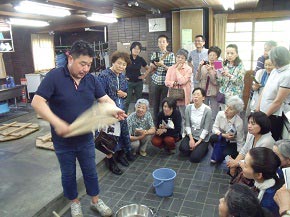 ​渋木を使った木綿糸の染色実演の画像