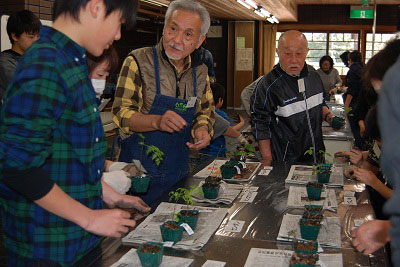 苔玉づくりの様子