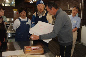 伸子の付いた布に下図を描くの画像