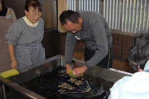 水洗いで糊を落とすの画像