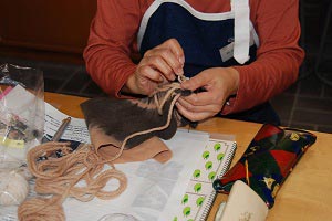 染めた糸と羊毛布でトルビチュカを仕上げるの画像