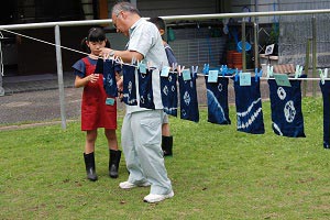 藍・青・白に仕上がった巾着袋の画像