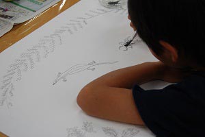 トカゲやクワガタを描く子の画像