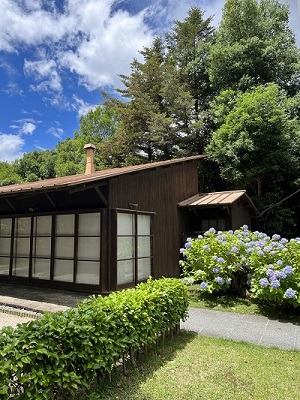 青空の下の旧井上房一郎邸