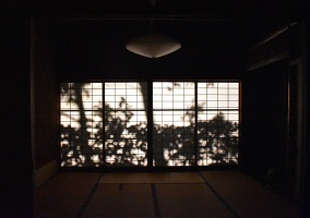夜の旧井上房一郎邸の様子3