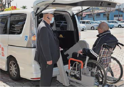 ［写真：車いすの人も乗車可能］