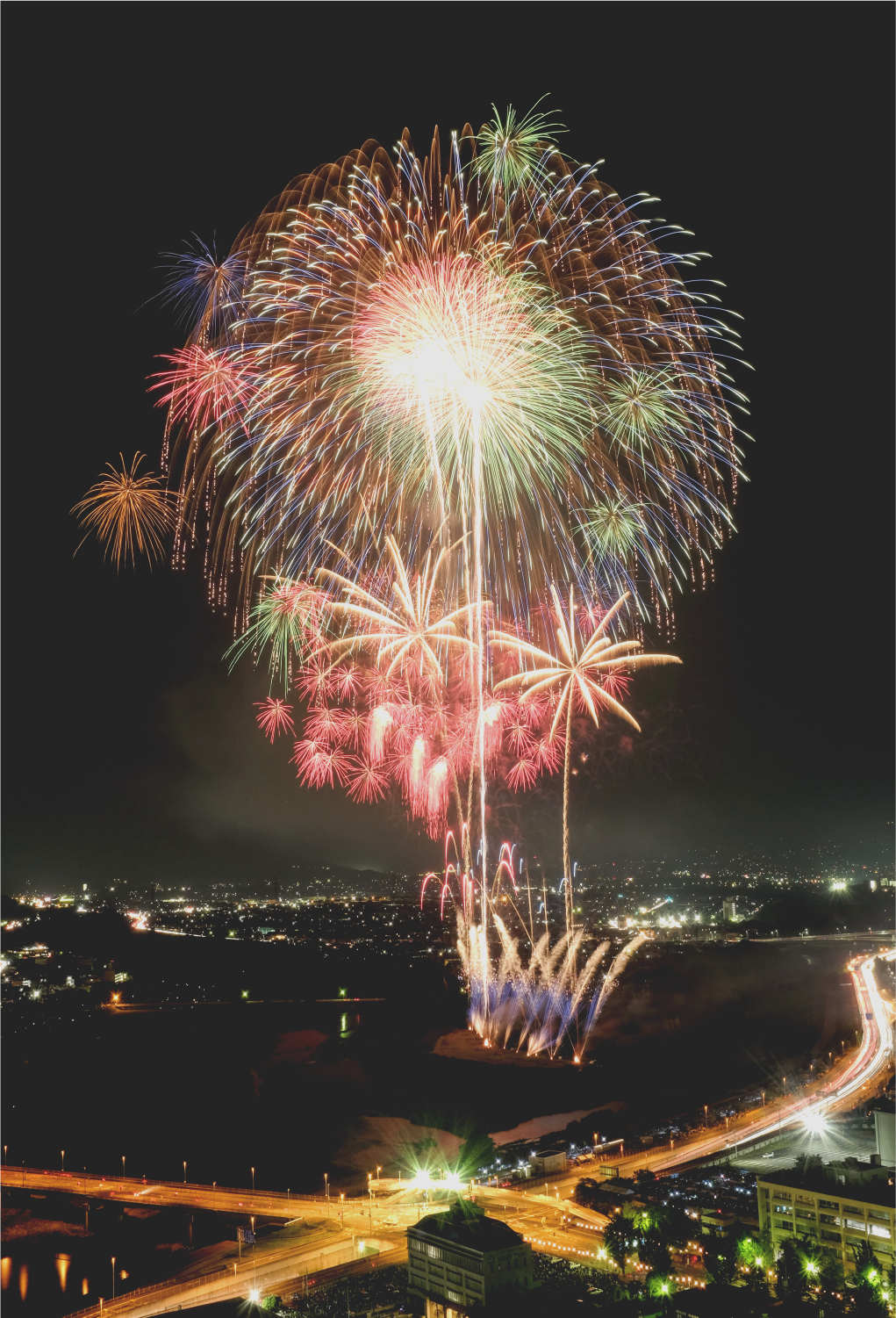 ［写真：大花火大会の打ち上げ花火］