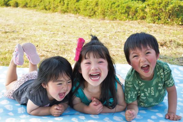 ［写真：笑顔の子どもたちのイメージ］