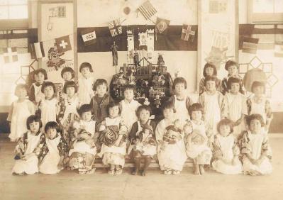 昭和2年5月5日高崎幼稚園でのサリー・アンの歓迎会の時の集合写真