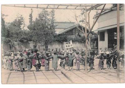 明治から大正時代の頃、高崎幼稚園の庭で遊ぶ園児たちの写真