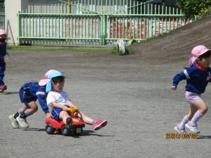 お姉さんと遊ぶ