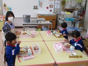 初めての給食2