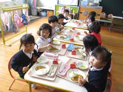 年少の給食