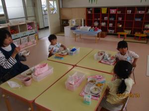 年少給食の様子