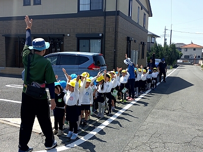 安全に道路をわたる