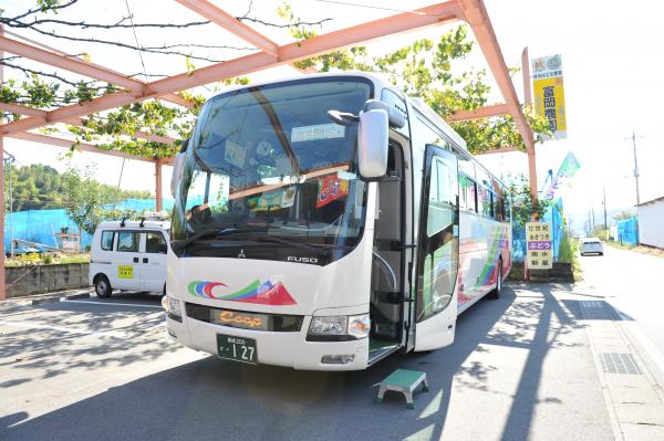 参加者が乗るバスの写真