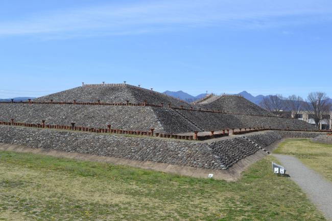 八幡塚古墳全景