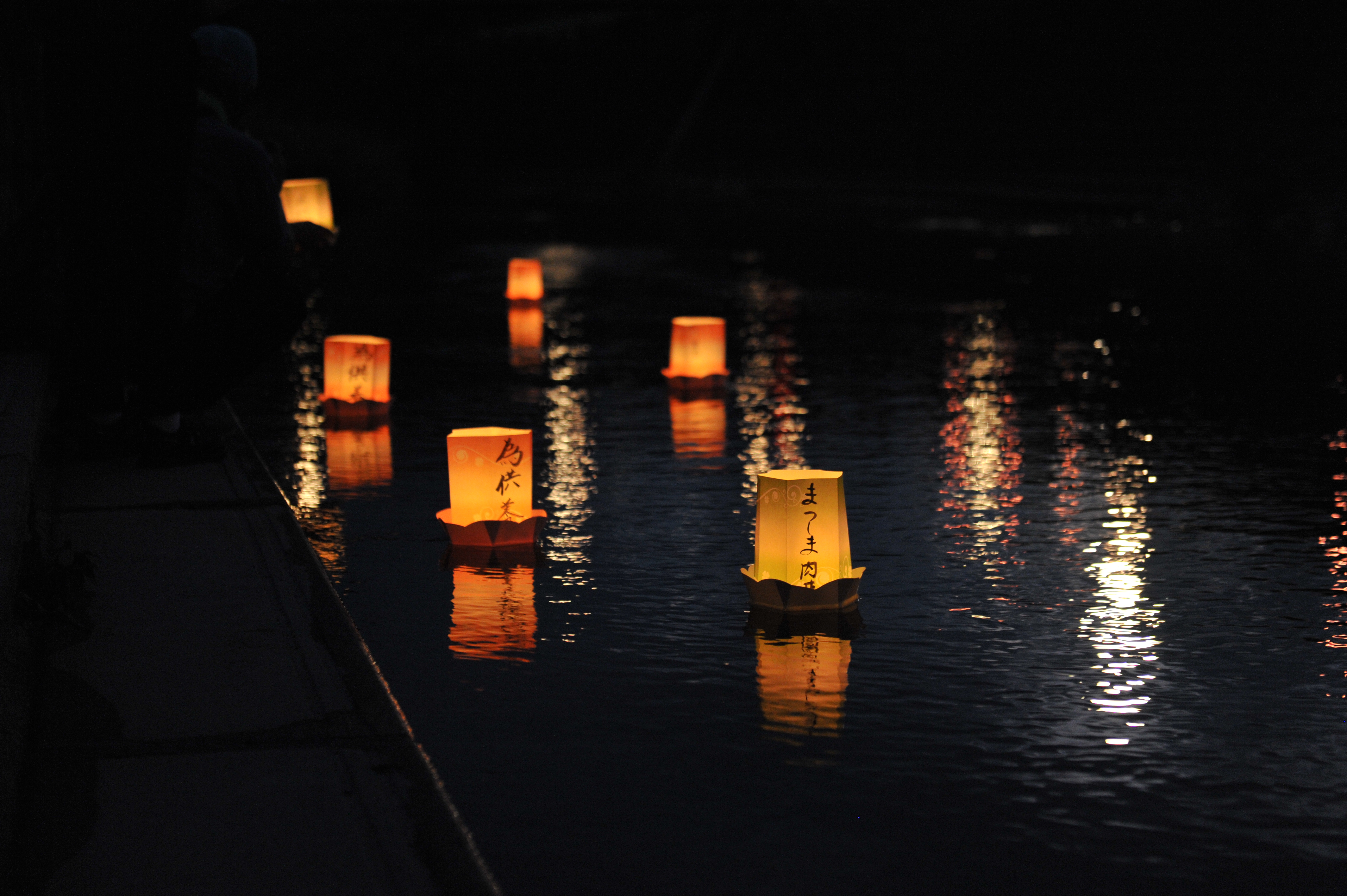 新町ふるさと祭り花火大会・灯籠流しの写真４