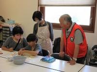 たごぴーを真剣に作る参加者と上野三碑ボランティア会員の画像