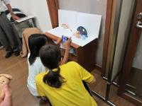 完成したたごぴーを撮影コーナーで撮る人の画像