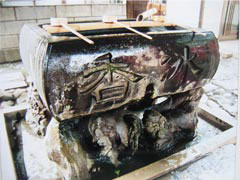 於菊稲荷神社水屋 手水鉢石の画像