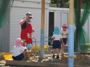 砂場で遊ぶ