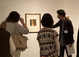 ギャラリートークの様子2「横顔」の前で