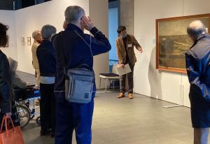 ギャラリートークの様子1・1階第1展示室にて