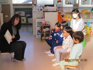 年少読み聞かせ