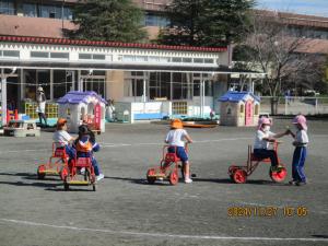 三輪車で遊ぶ